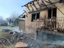 Mire a tűzoltók a helyszínre értek az épület már teljes terjedelmében égett