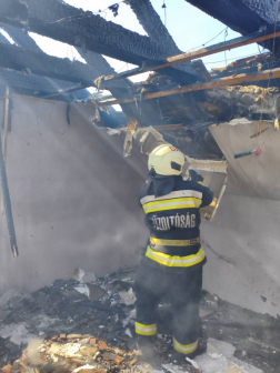 A tűzoltók átvizsgálták az épületet