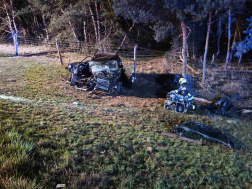 Egy személygépkocsi az autópályát elhagyva árokba hajtott