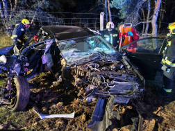 Az ütközés következtében egy ember a járműbe szorult