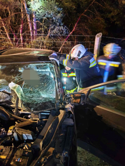 A dabasi hivatásos tűzoltók feszítővágó berendezés segítségével a roncsba szorult embert kiszabadították