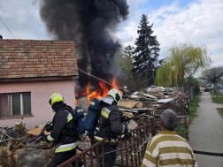 Nagy mennyiségű hulladék kapott lángra Gödöllőn