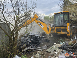 A tűzoltók munkáját egy erőgép is segítette