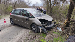 A tűzoltók áramtalanították a gépkocsit