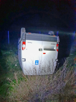 Árokba borult egy kisbusz