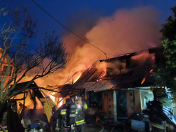 A tűz átterjedt a családi ház tetőszerkezetére is