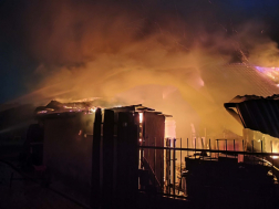 Száz négyzetméteres épület égett