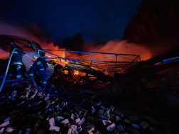 Raktár égett Péterin