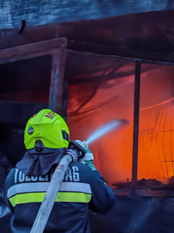 Az épület teljes terjedelmében égett