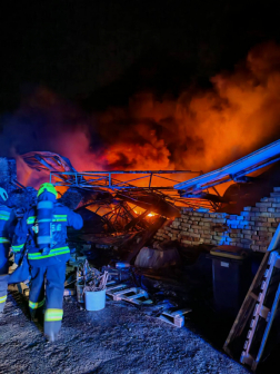 Raktár égett Péterin