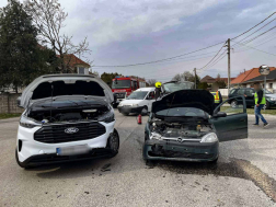 Két személygépkocsi ütközött össze