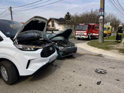 Az összetört autók forgalmi akadályt okoztak