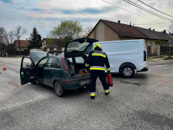 Két személygépkocsi ütközött össze