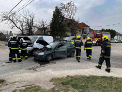 Két személygépkocsi ütközött össze