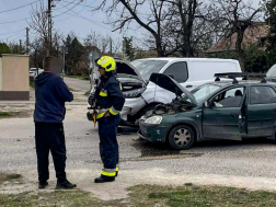 Két személygépkocsi ütközött össze