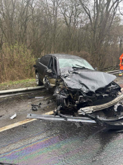 A váci hivatásos tűzoltók egy embert a személyautóból kiemeltek