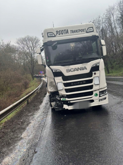 Egy személygépjármű és egy tehergépkocsi ütközött össze 