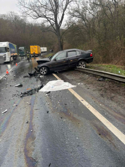 Egy személygépjármű és egy tehergépkocsi ütközött össze 