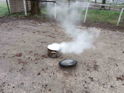 Az oltást követően a tűzoltók átszellőztették a helyiséget