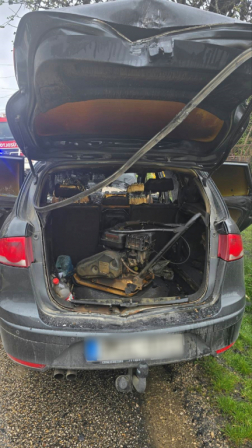 Az oltást követően a tűzoltók visszahűtötték a felmelegedett fém alkatrészeket