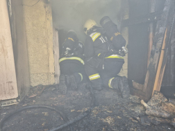 Ötven négyzetméteres épület kapott lángra