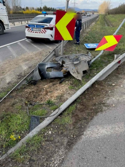 Szalagkorlátnak ütközött egy gépkocsi