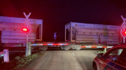 A tűzoltók áramtalanították a gépkocsit