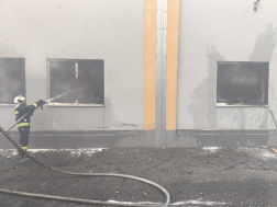 Tűz egy ipari csarnokban Szigetszentmiklóson