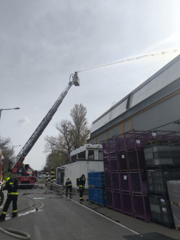 Háromezer négyzetméteres csarnokban keletkezett tűz