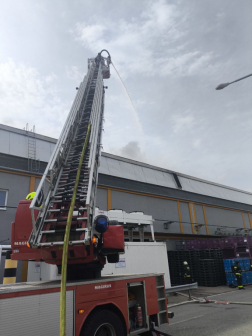 Ipari gépek, műanyag termékek égtek