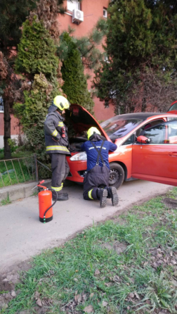 A tűzoltók áramtalanították a gépkocsit