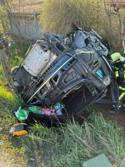 Az egyik autó az árokba csapódott