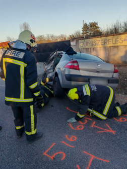 Egy ember a roncsba szorult