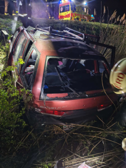 Árokba hajtott egy gépkocsi