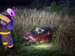 A tűzoltók áramtalanították a gépkocsit