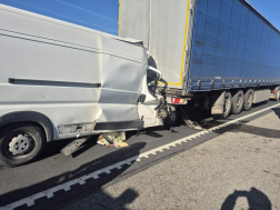 Kamion hátuljába rohant egy kisteherautó 