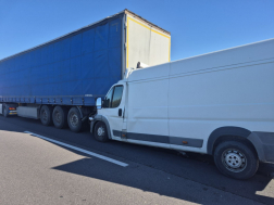 A kisteherautó sofőrje a roncsba szorult