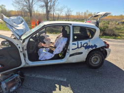 Az összetört gépkocsik forgalmi akadályt okoztak