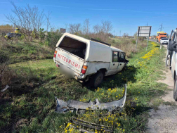 Egy embert a tűzoltók kézi erővel emeltek ki a roncsból