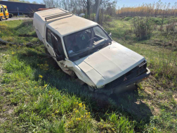 Az egyik autó az útmenti árokba hajtott