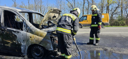 A tűzoltók átvizsgálták a kiégett járművet