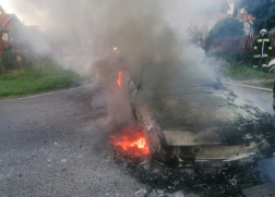  	Kigyulladt egy gépkocsi Gödön