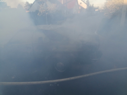 Menet közben kapott lángra a személyautó