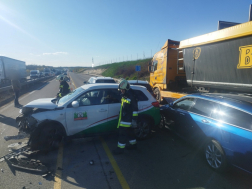 Öt személygépkocsi ütközött össze 