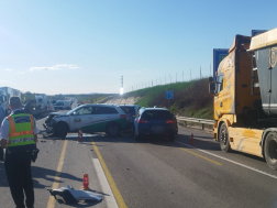 Az összetört gépkocsik forgalmi akadályt okoztak