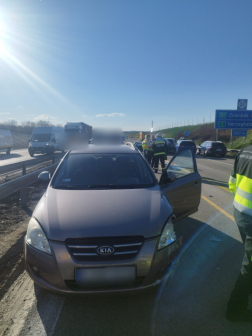 A tűzoltók áramtalanították a gépkocsikat