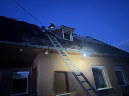  Százhúsz négyzetméteres családi ház tetőszerkezete égett