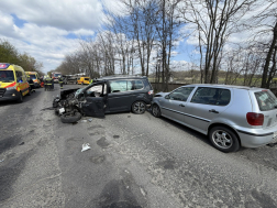 Három személygépkocsi és egy teherautó ütközött össze 