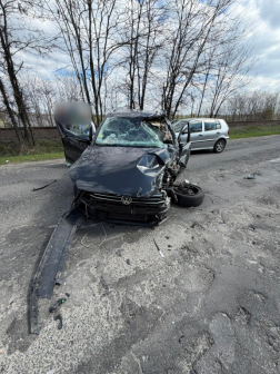 Az összetört gépkocsik forgalmi akadályt okoztak