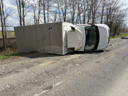 A teherautó az oldalára borult